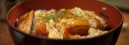 Katsudon, donburi de carne de cerdo