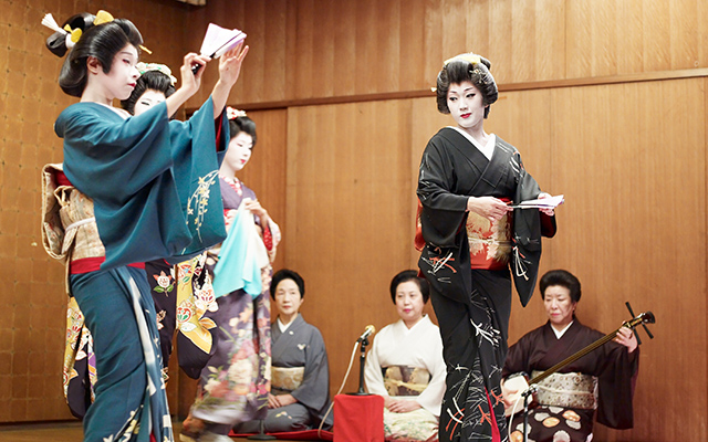 Geishas con el tradicional kimono